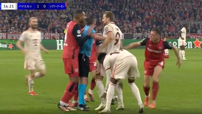 【写真・画像】スタジアム震撼！ 怪物FW、怒りの“報復キック”炸裂の瞬間「めっちゃ蹴ってる」 強烈タックルで転倒→ブチギレて一撃「怖すぎだろ」　1枚目