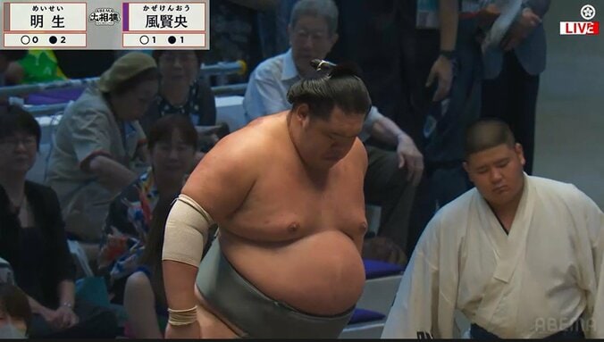 「私には無理」大相撲、花道脇に“背筋ピン”で鎮座する大物の姿にファン驚嘆 「心から相撲が好きなんだな」 2枚目