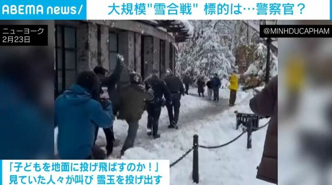 雪を投げる人ら
