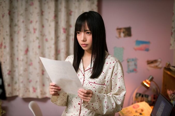 不倫相手の自宅に投函した“あるモノ”に戦慄！齊藤京子演じる不倫女子の行動が斜め上すぎる『泥濘の食卓』 4枚目