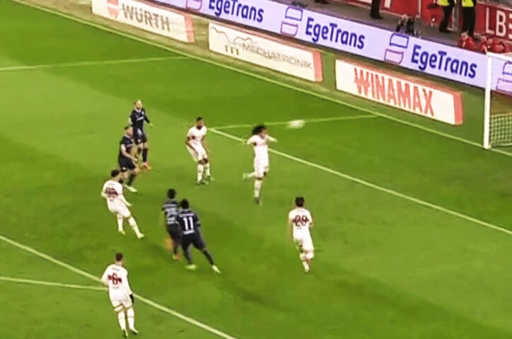 【写真・画像】「神だ」エグすぎる“ドライブシュート”に海外ファン熱狂！「アンビリーバブル」「とんでもないコース」確率２％の奇跡のゴールが決まった瞬間　1枚目