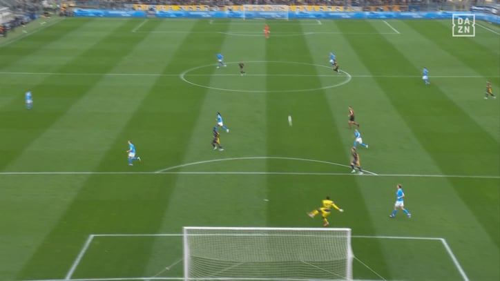 【写真・画像】「異次元だ」鈴木彩艶の“70mザイオン砲”で敵陣カオス！？「精度マジでえぐい」衝撃パントキックで決定機演出　1枚目