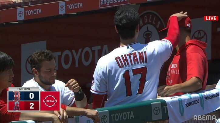 大谷翔平、味方のイタズラで“ヒマワリの種”を被弾！「愛されてる」「仲良しだ」ファン感慨深げ 32号日本人最多で調子も“愛されキャラ”も絶好調