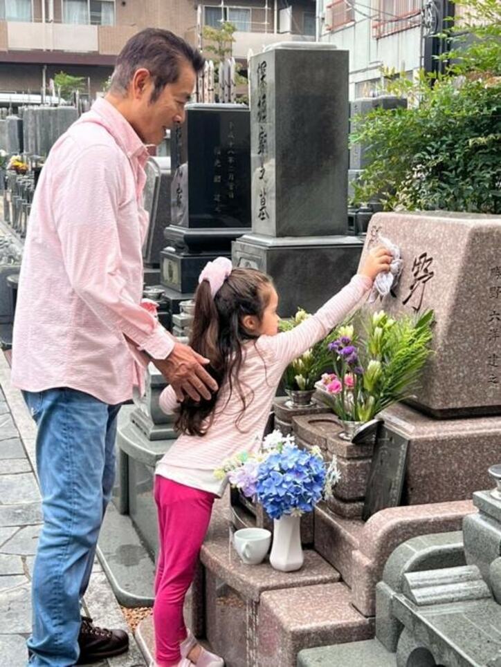  キャシー中島、夫・勝野洋や孫と亡き長女の墓参りへ「丁寧にお掃除してくれます」 