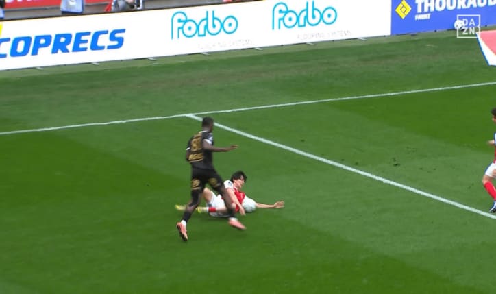 相手DFは堪らずファウルを犯して警告