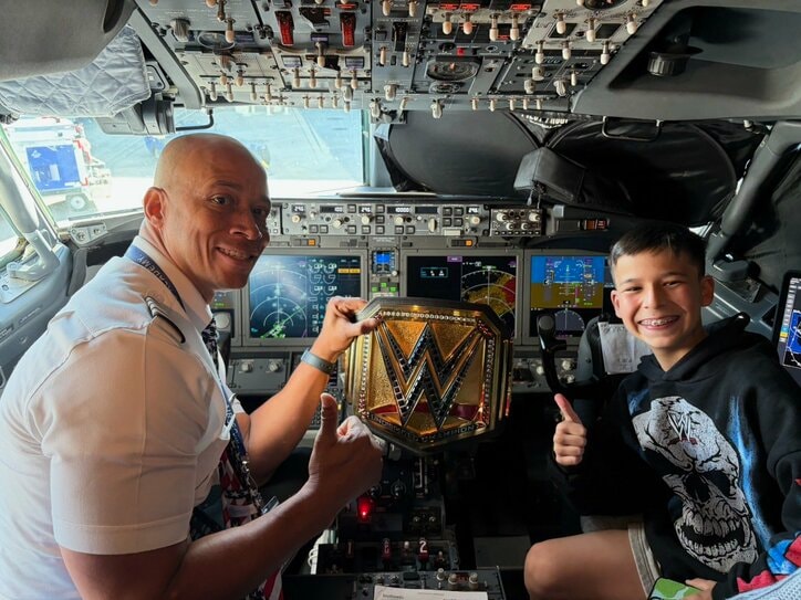 ベルトに気づいた機長がコックピットに招待（ご本人提供）