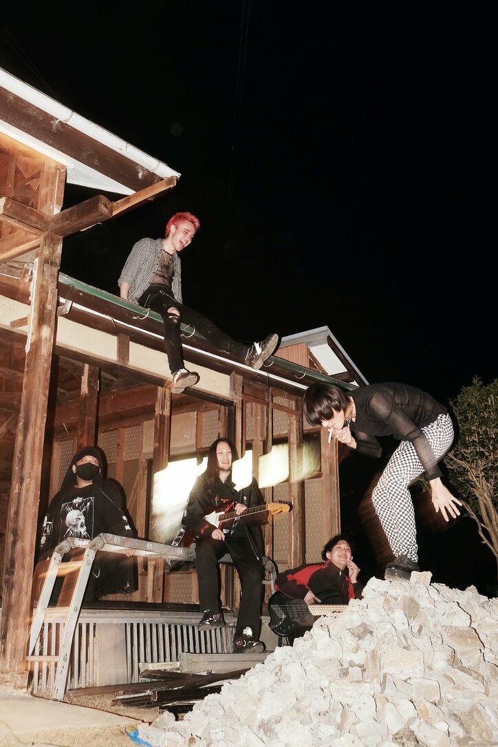 ラッパー/シンガーとして活動するTYOSiNが旗揚げしたバンド「Help Me Plyz」。 セルフタイトルの1stアルバムをリリース！