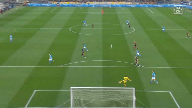 「ありえない…」GK鈴木彩艶、“60m級キック”で開始33秒ゴールを演出！驚愕プレアシストに「NFLのクォーターバックだ」「戦術ザイオン炸裂」