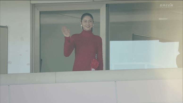 「顔ちっさ」「今年も美しい」長澤まさみ、神々しい赤ドレス姿で有馬記念に登場…手を振る姿にファン歓喜「負けが吹き飛んだ」