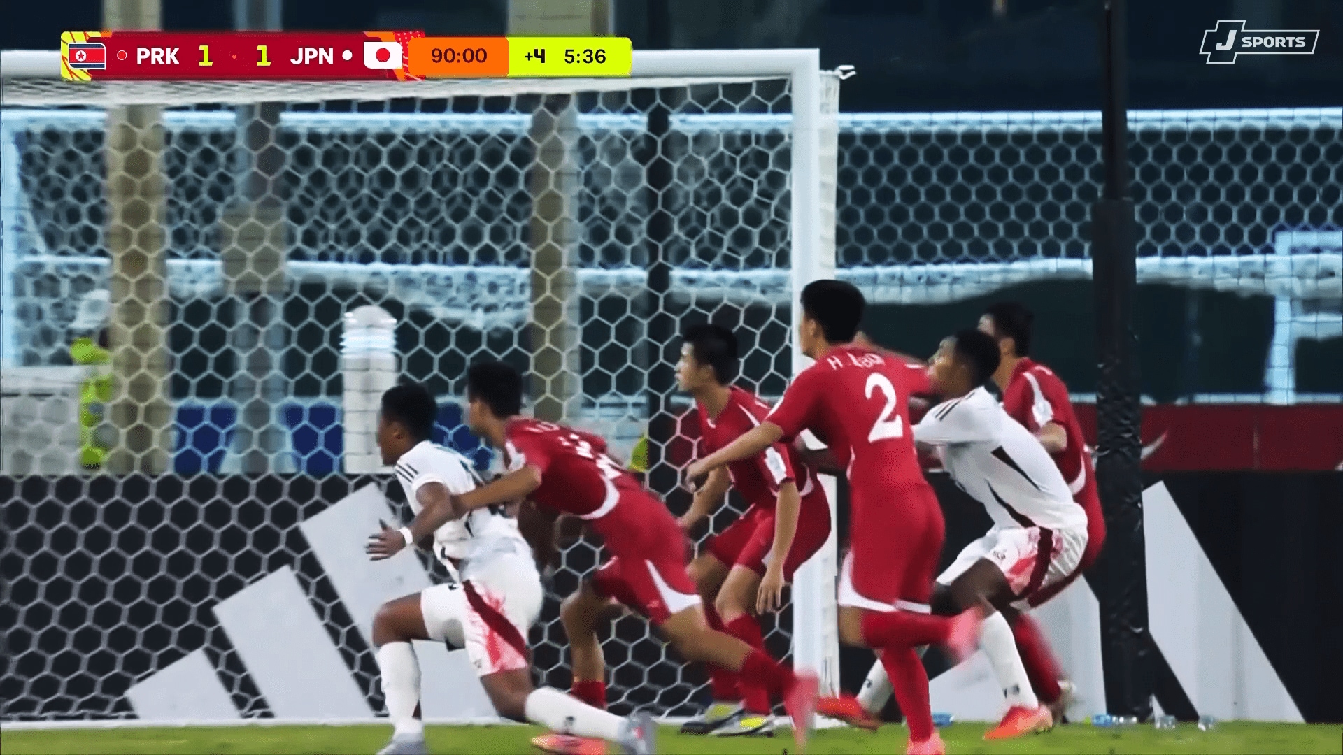 【写真・画像】「何だこれ…？」サッカー北朝鮮代表の“グーパンチ挨拶”に世界衝撃「もはやボクシング」「なんて野蛮なんだ」日本戦で物議行動【U-17W杯】　1枚目