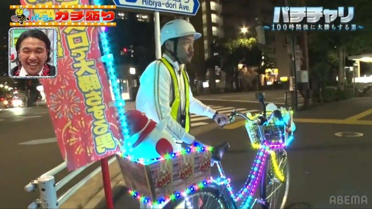 インパクト抜群！無名芸人が東京駅前で疾走したギンギラな“デコチャリ