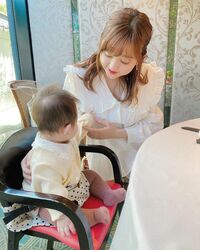 菊地亜美、愛娘とのリンクコーデを披露し「天使が二人舞降りた」「可愛いママ」と反響