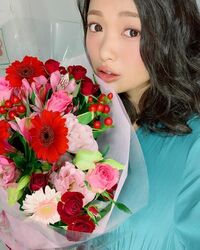 北原里英、花束かかえて見つめるショットに絶賛の声「超絶可愛い」「めっちゃ綺麗!!」