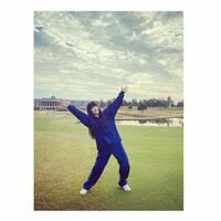 浜辺美波の体操着のお茶目なポーズに「可愛すぎて食べちゃう」「似合ってます」と歓喜の声