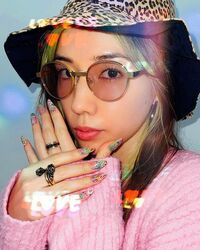 仲里依紗、ペイズリー柄のニューネイル披露し「りぃさワールド炸裂～」「すーぱーかわいい」とファン絶賛