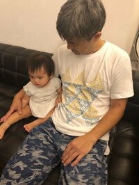 大渕愛子『夫と並んで座る娘』