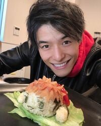 特徴的な髪色を梅で再現！“オム王子”池田航、「呪術廻戦」虎杖悠仁を模したオムライスに国内外から絶賛の声