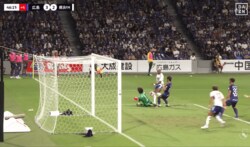 超人すぎるだろ！ 横浜FMエースがゴリゴリ突破→技巧ドリブル＆逆足ループ弾の一部始終「完全に手玉に取ったな」「痛快だ」