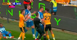 どついて、どついて、突き飛ばす！ブライトンの選手が次々吹っ飛ばされてあわや大乱闘のシーン　試合終了間際のド迫力バトル