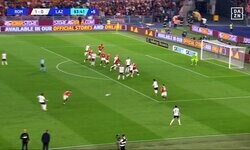 「回し者が！」鎌田大地も唖然…“謎すぎるパス”でラツィオDFが大炎上！「なぜあんな奴にFKを託した」「０点のプレー」「お前はまだローマの味方か」など批判される理由は？