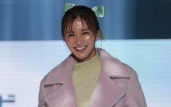 岡崎紗絵、ハッピーオーラ全開！ふわふわトップスからは“美肩”も披露 『Ray』卒業を電撃発表にはファン衝撃