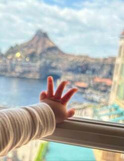  真野恵里菜、初めて子どもと乗ったTDLのアトラクション「小さい頃に大好きで何回も乗っていた」 