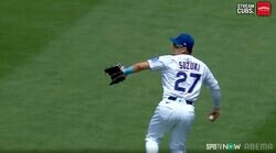 痛っ！鈴木誠也、レーザービーム発動も思わぬ事態 強烈な送球が「ランナーに当たった」現地実況も思わず反応