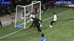 場内大興奮！ 57歳キングカズが“ラボーナ”でスーパーゴール！「うっっま」「魅せるねー」本田圭佑イベントで妙技披露