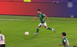 ファン沸騰！ 日本代表DFがバイエルン戦で決定機演出「ファーストタッチが素晴らしい」「攻撃はトップクラス」菅原由勢が完璧トラップ→高速クロス