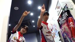 伊達朱里紗、メガネ姿＆“ちょこん”と体育座りで仲間を応援する姿が愛らしい「頑張ってくださいね〜」