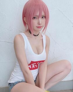 えなこが「GIGANT」のパピコを完全再現！色気あふれるピンク髪＆白タンクトップ姿に「漫画そのまんま」の声