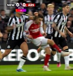 「サッカー選手ではなく凶悪犯だ」顔面パンチを繰り出したニューカッスルMFに批判殺到！「レッドカードだろ」「なぜ暴力が許される？」