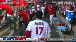 大谷翔平、準備に余念はない？ベンチ内でも小走りアップ姿にファン「何してるんw」「うずうずしてそう」