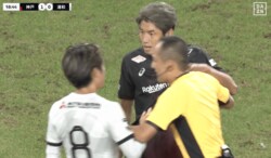 一体なにが…？ 大迫勇也が激昂！“鬼の形相”で浦和MFに詰め寄った瞬間「小泉なんか言ったか？」「珍しくエキサイトしてる」