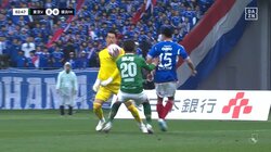 決定機阻止からの「ハンドなの？」J開幕戦、開始3分で起きたバチバチの肉弾戦　ペナルティエリアを飛び出したGKが相手とやりあいイエローカード→FKを奪われた決定的瞬間