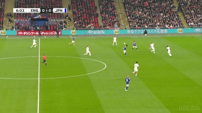 「もう世界レベル」上田綺世、60mロングキックを完璧“胸トラップ”→反転＆鬼キープでファウル誘発「異次元すぎる」ファン驚愕の圧巻ボールコントロール 5枚目