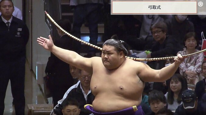 東の花道の奥に湊川親方の姿