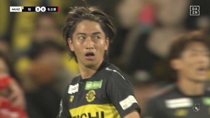 「カード出させるの上手いな」名古屋DF、挑発に乗って相手を突き飛ばし警告…“してやったり”の柏MFにはお咎めなしでファン不満「両方に出して欲しい」 3枚目