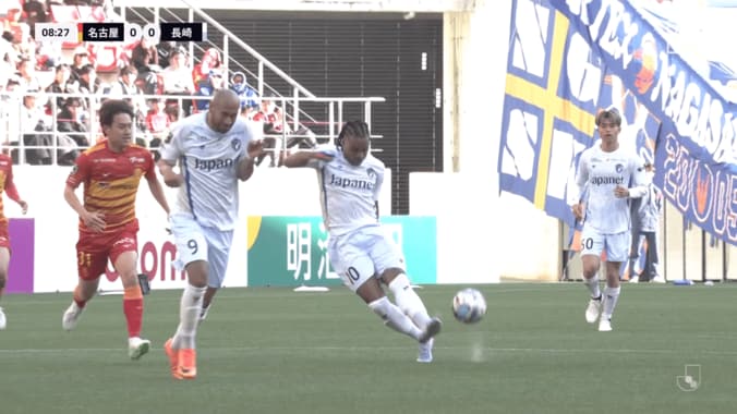 「なんじゃこりゃー！」長崎10番の“50m級ロングシュート”が「弾道いかつ」「ロベカルみたい」“悪魔の左足”にSNS騒然 5枚目