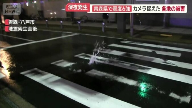 マンホールからあふれてくる水