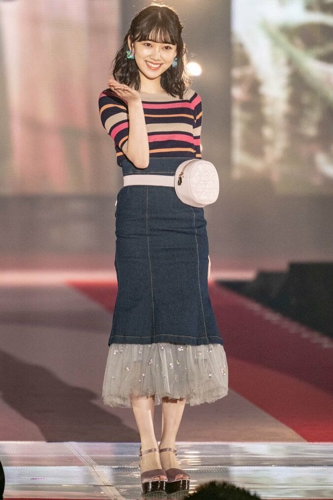 齋藤飛鳥が麦わら帽子を投げ込む！ 乃木坂46「ガルアワ」ランウェイに大声援 13枚目