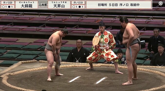 写真右が現役最長身197センチ 序ノ口十九枚目の天昇山（玉ノ井）