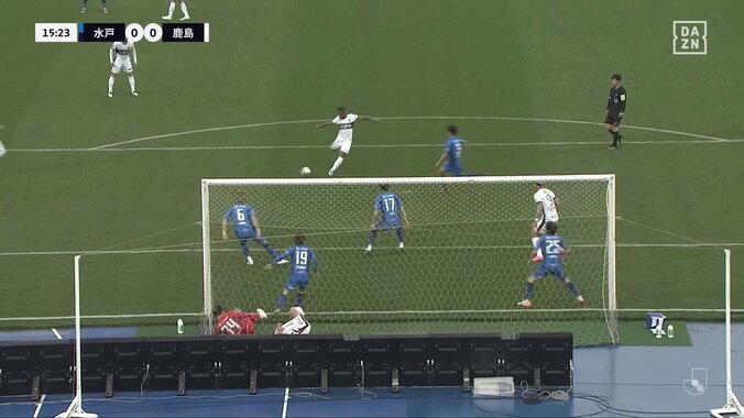 「優磨のリアクションじわる」鈴木優磨のチャンスメイクから波状攻撃も…まさかの展開で見せた一瞬の表情が話題「そりゃその顔なるわな」 4枚目