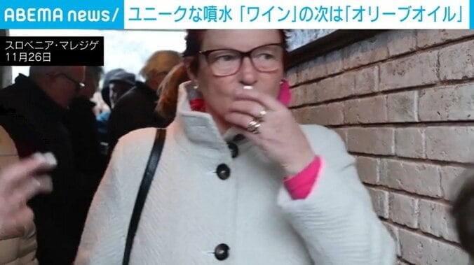 オリーブオイルを飲む人々