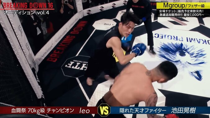 強烈な右フック