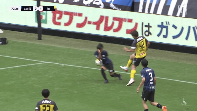 PKジャッジが物議！「基準がわからん…」ボールがお腹→肘でハンド判定「可哀想」「手を下げたのがあかんか」Ｇ大阪５失点目にファン疑念 3枚目