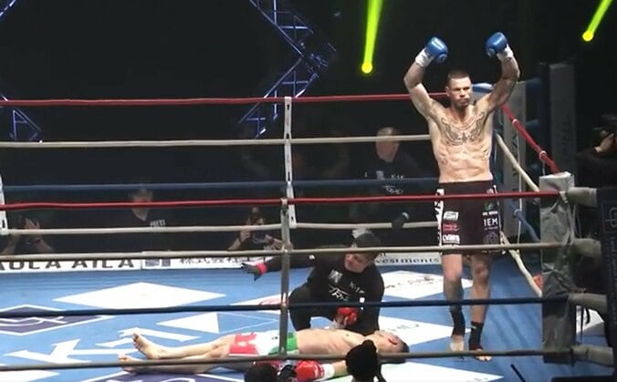 「うわぁ…失神」魔裟斗、驚きの“一撃”失神KO 未知の巨人がK-1重量級の主力を左フックで打ち抜く 4枚目