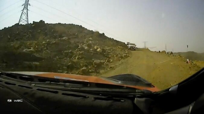 世界ラリー「同じ場所、同じ瞬間に」2車連続“迷子になる”まさかの珍プレー「これはわかりづらい」ファンも同情 4枚目