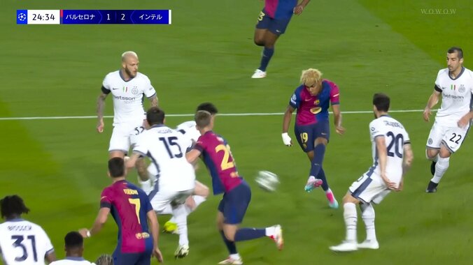 【映像】神技タッチで5人包囲網を破壊→理解不能な超絶ゴラッソ