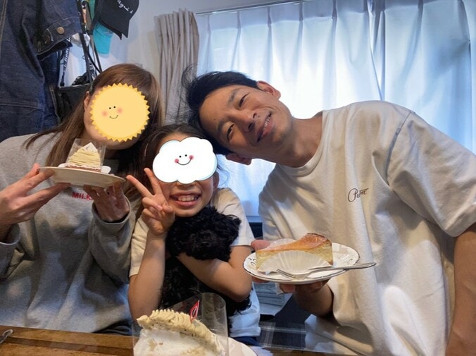 【画像】妻と娘とケーキを前に微笑むタケト